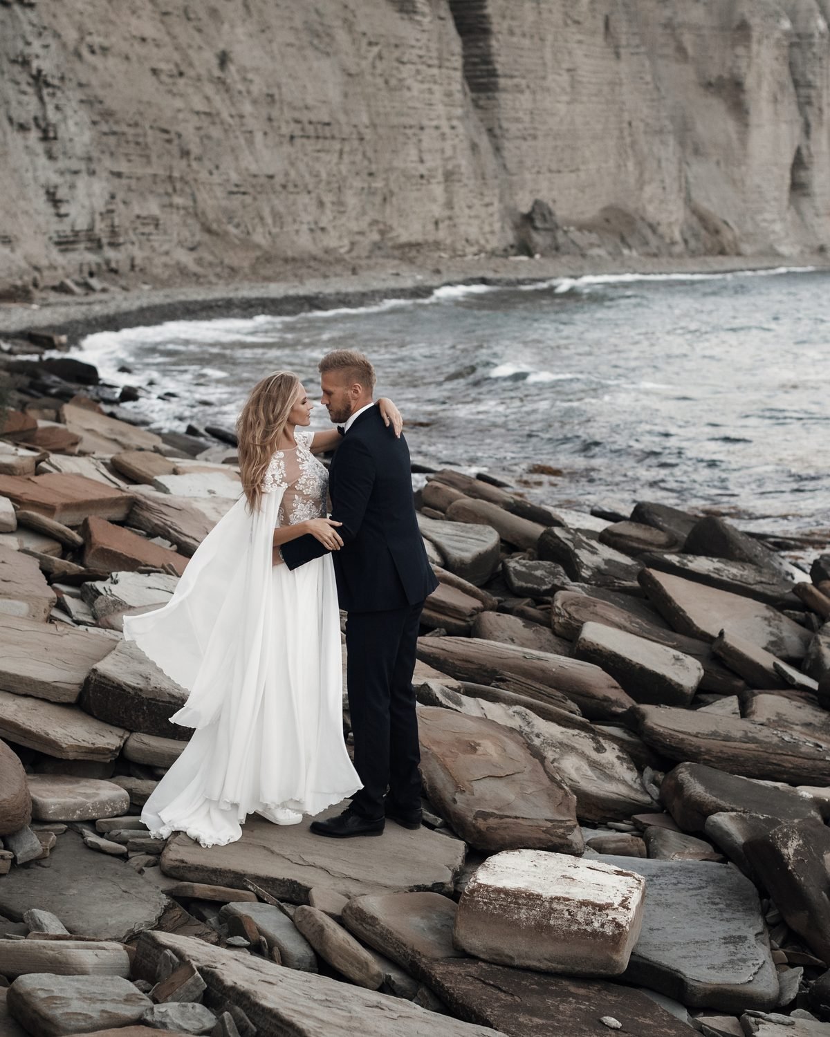 Emilija ir Lukas ant akmenuoto kranto