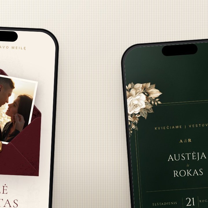 Trys kvietimai telefonuose ant stalo